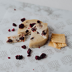 Queso vegano curado arandanos Nutty Artisan Food Distribuidor La Taula Verda Espana Barcelona