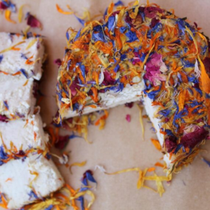 Queso vegano curado con flores y trufa Nutty Artisan Food Distribuidor La Taula Verda Espana Barcelona
