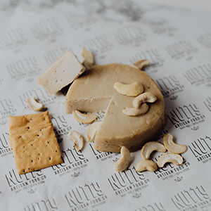 Queso vegano curado original Nutty Artisan Food Distribuidor La Taula Verda Espana Barcelona