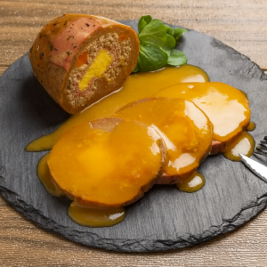 Redondo De Seitan Relleno De Queso Vegano Y Beicon Vegano Con Salsa Monveg Plant Based Distribuidor proveedor Taula Verda Barcelona Espana