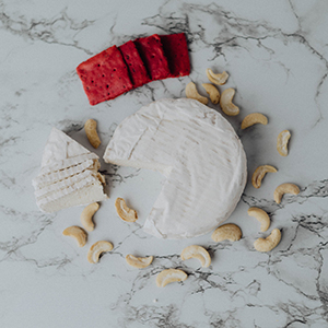 Simply White Queso vegano sabor Camembert Nutty Artisan Food Distribuidor La Taula Verda Espana Barcelona